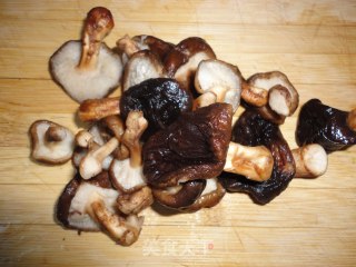 山药香菇烧排骨的做法步骤：3