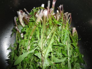 蒲公英肉锅贴的做法步骤：1