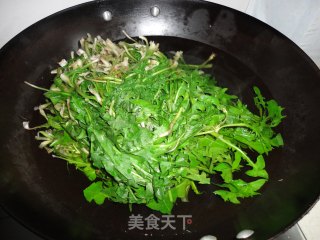 蒲公英肉锅贴的做法步骤：2