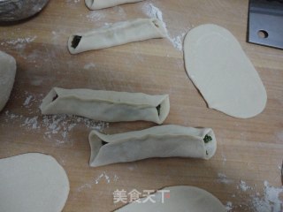 蒲公英肉锅贴的做法步骤：8