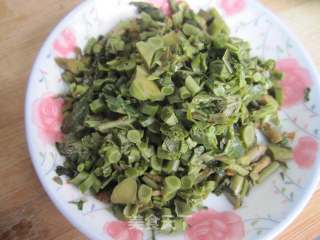 香椿芽摊鸡蛋的做法步骤：2