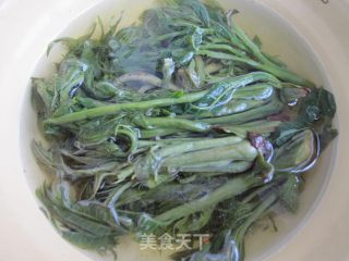 香椿炒鸡蛋的做法步骤：1
