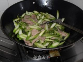 芦笋炒肉片的做法步骤：4
