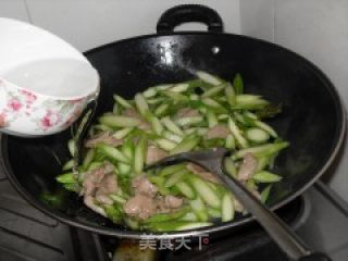芦笋炒肉片的做法步骤：5