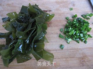 海带鸡蛋汤的做法步骤：1