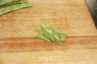 清香诱人的口感--【豆角猪肉饺】的做法步骤：2