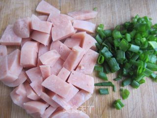 黄豆芽炒火腿肠的做法步骤：2