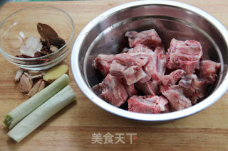 难以抗拒的浓香~~【红烧排骨面】的做法步骤：1