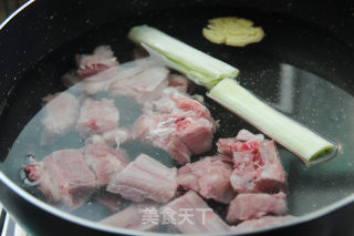 难以抗拒的浓香~~【红烧排骨面】的做法步骤：3