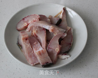 夜宵摊偷师回来的菜式——黄焖鱼的做法步骤：1