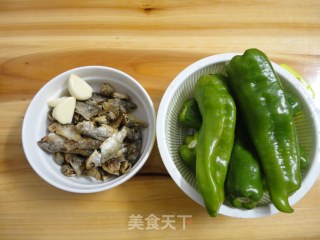 辣椒圈炒火焙鱼的做法步骤：1
