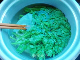 腊肠拌茼蒿的做法步骤：2