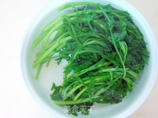 腊肠拌茼蒿的做法步骤：3