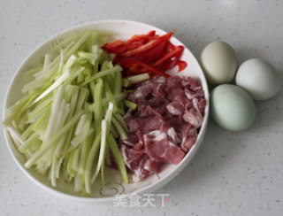 简单快手家常小炒 ——鸡蛋韭黄炒瘦肉的做法步骤：1