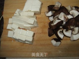 香菇烧豆腐的做法步骤：2
