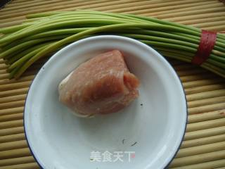蒜薹炒肉丝的做法步骤：1