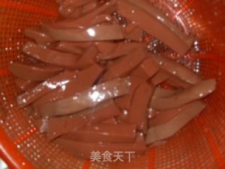 大蒜炒猪血的做法步骤：1