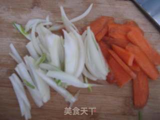 胡萝卜洋葱炒鸡肝的做法步骤：2