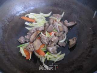 胡萝卜洋葱炒鸡肝的做法步骤：7