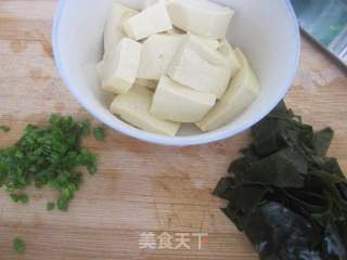 海带豆腐鱼丸汤的做法步骤：1