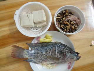 罗非鱼豆腐煲的做法步骤：1