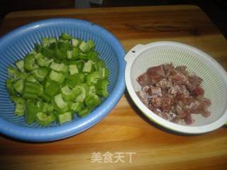 苦瓜焖排骨的做法步骤：1