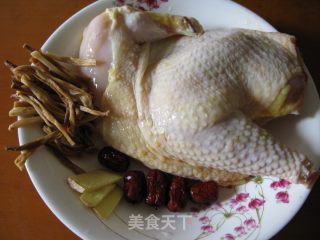 金针菜红枣蒸鸡的做法步骤：1