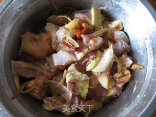 金针菜红枣蒸鸡的做法步骤：2