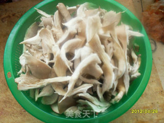 蘑菇炒鸡蛋的做法步骤：1