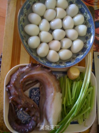 鱿鱼烧鹌鹑蛋的做法步骤：1
