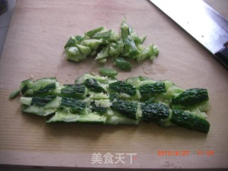 黄瓜拌猪耳的做法步骤：1
