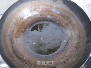 洋葱炒香肠的做法步骤：2