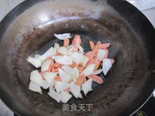 洋葱炒香肠的做法步骤：4