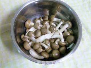 零危机比基尼减肥计划之五彩呛蟹味菇的做法步骤：2