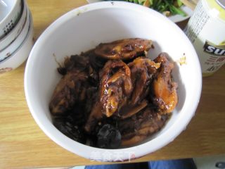 香菇啤酒红烧翅中的做法步骤：1