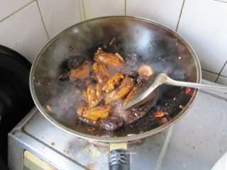 香菇啤酒红烧翅中的做法步骤：16