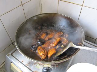 香菇啤酒红烧翅中的做法步骤：22