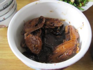 香菇啤酒红烧翅中的做法步骤：24
