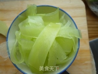 一盘春色—炝拌莴笋的做法步骤：2