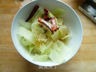 一盘春色—炝拌莴笋的做法步骤：3