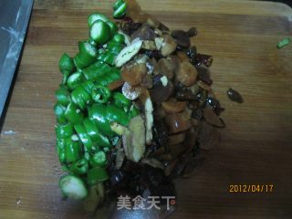 酸辣鸡杂的做法步骤：1