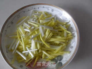 韭黄炒鸡蛋的做法步骤：1
