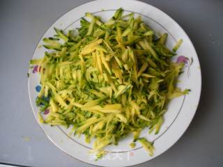 南瓜丝炒韭菜的做法步骤：2