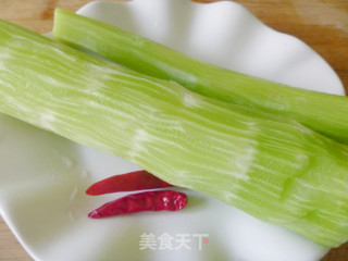 【爽口凉菜】蔬菜生吃营养高---炝拌青笋条的做法步骤：1