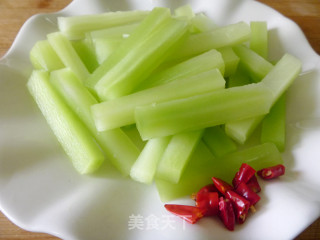 【爽口凉菜】蔬菜生吃营养高---炝拌青笋条的做法步骤：2