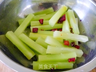 【爽口凉菜】蔬菜生吃营养高---炝拌青笋条的做法步骤：4