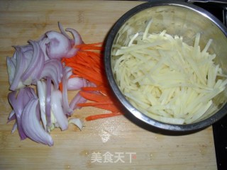 醋溜土豆丝的做法步骤：1