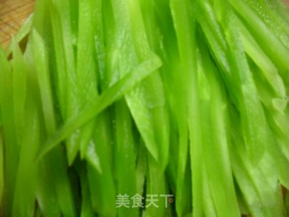 莴笋鱼园汤的做法步骤：2