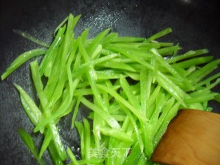 莴笋鱼园汤的做法步骤：3