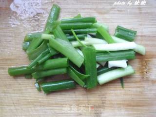 快手汤——油豆腐鱼丸肉饼汤的做法步骤：2